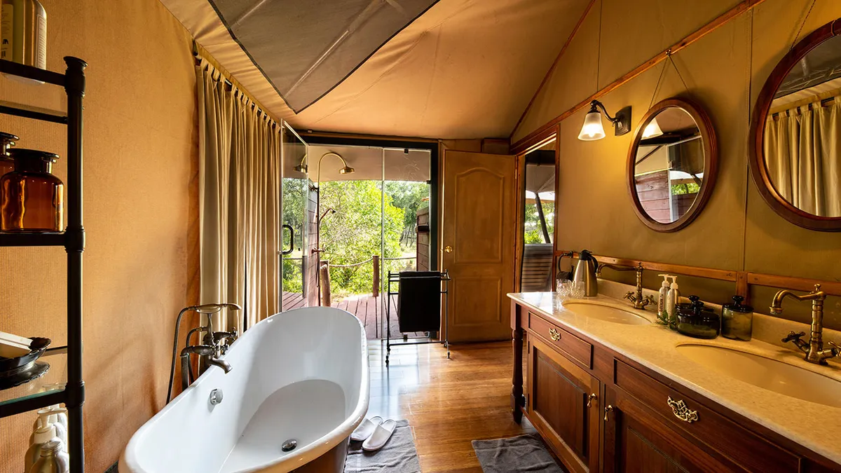 Elewana Sandriver room bathtub